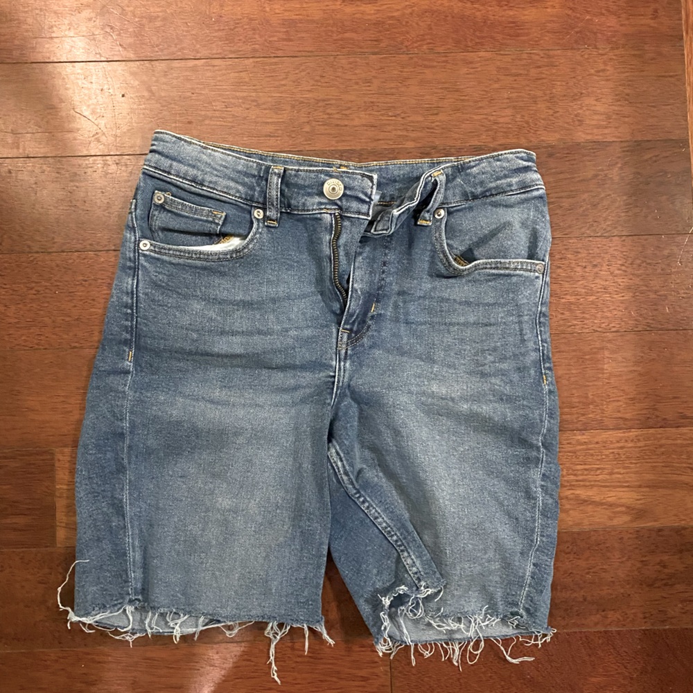 H&M high waisted midi short, distressed